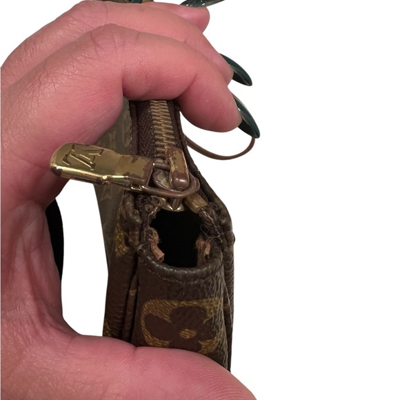 LV Pochette - Picture 5 of 7